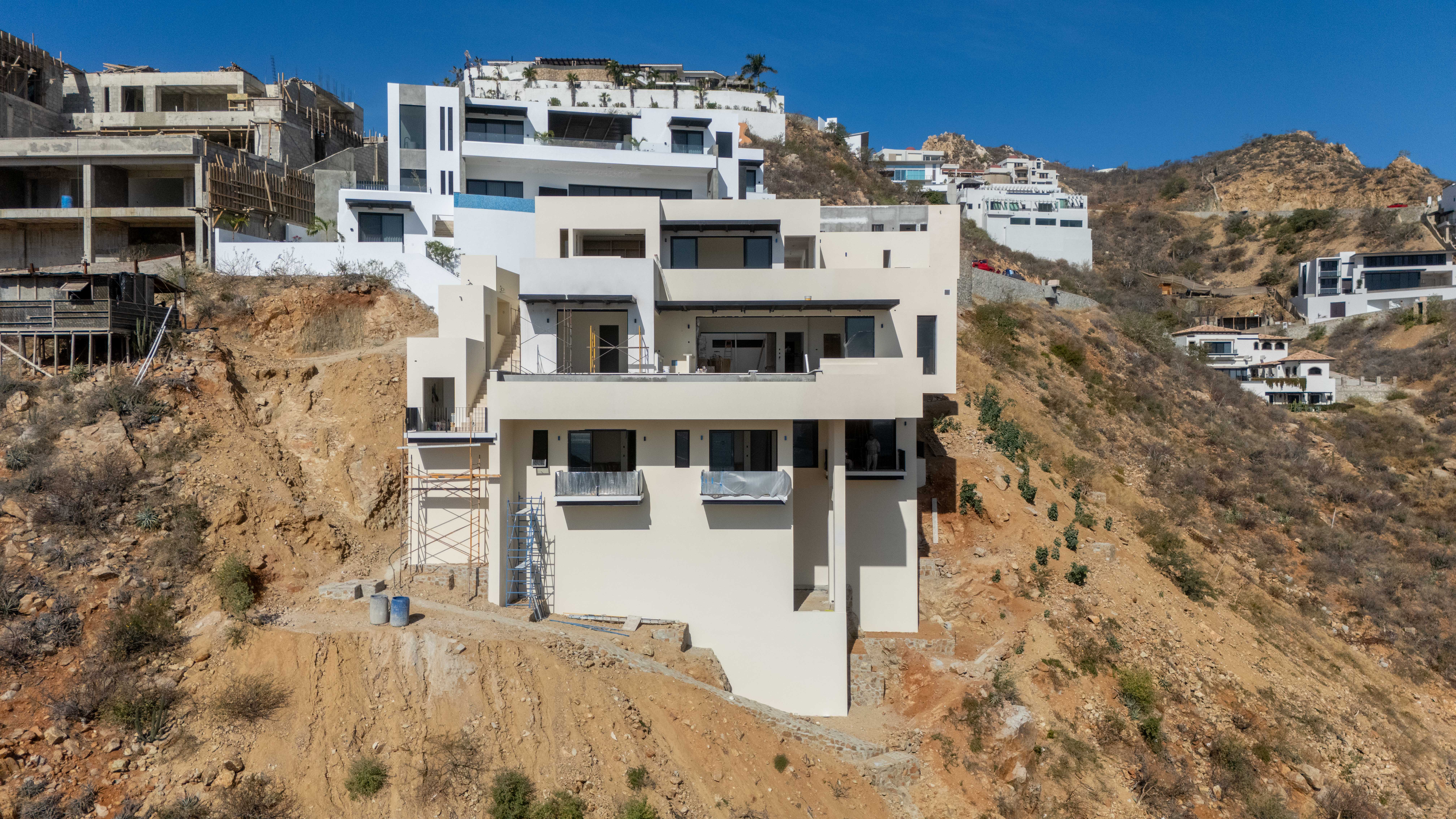 Villa Sundream — Fachada con cielo azul