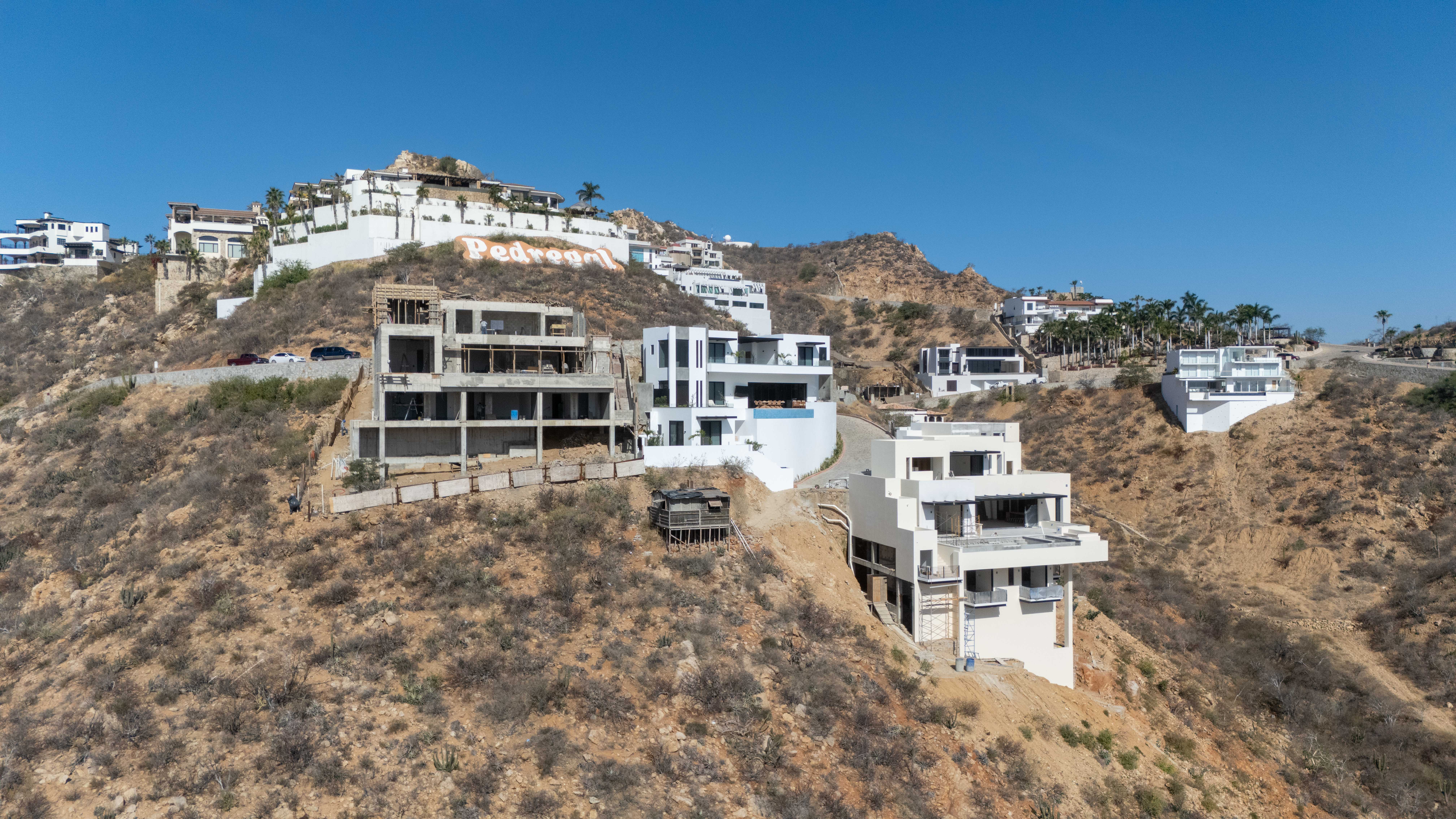 Villa Sundream — Fachada frontal con letrero Pedregal